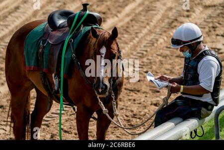 New Stanton, DE, USA. Juli 2020. 11. Juli 2020: Ein Ausrufer durchforst das Programm vor dem Delaware Handicap am Delaware Handicap Day im Delaware Park in New Stanton, Delaware. Scott Serio/Eclipse Sportswire/CSM/Alamy Live News Stockfoto