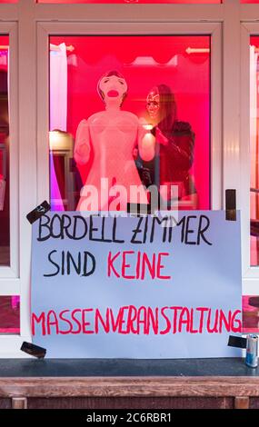 Hamburg, Deutschland. Juli 2020. An das Bordellfenster in der Herbertstraße hängt ein Banner mit der Aufschrift "Bordelle sind keine Massenveranstaltungen". Prostituierte demonstrieren für die Eröffnung von Bordellen in St. Pauli. Diese sind derzeit geschlossen, um die Corona-Pandemie einzudämmen. Quelle: Markus Scholz/dpa/Alamy Live News Stockfoto