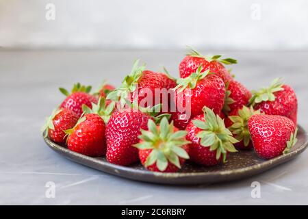 Hintergrund der Früchte. Süße rote Erdbeeren. Erdbeer Hintergrund. Frische Erdbeeren. Gesunde Ernährung Konzept. Frische reife Bio-Erdbeeren. Cop Stockfoto
