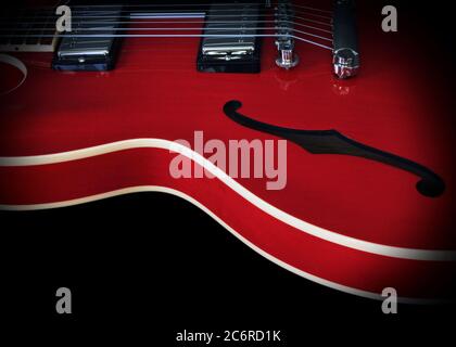 Detail einer Gibson es-335 semi-hohl E-Gitarre zeigt das Soundhole, Humbucker Pickups, Kirsche Finish, und Bindung. Stockfoto