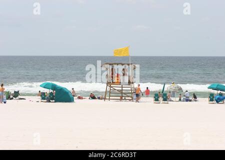 Zeit, um an einem sonnigen Tag am Strand mit weißem Sand in Pensacola Florida zu entspannen. Stockfoto