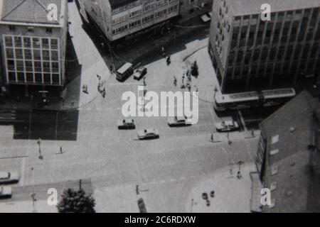 Feine 70er Jahre Vintage schwarz-weiß Lifestyle-Fotografie Luftaufnahme einer Kreuzung. Stockfoto