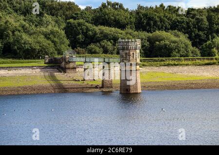 Blea Tarn Reservoir, Lancaster, Lancashire, Großbritannien. Juli 2020. Wasserspiegel haben in BLE Tarn Resivor das Reservoir, das geöffnet wurde i 1902, und ist im Besitz von United Utilities gesunken. Die Aktie von United Utilities liegt derzeit bei 69.5%, was nach den starken Regenfällen in den letzten Wochen um 8.1% zugenommen hat. Clouds Credit: PN News/Alamy Live News Stockfoto