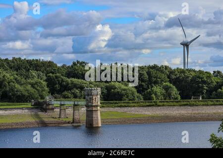 Blea Tarn Reservoir, Lancaster, Lancashire, Großbritannien. Juli 2020. Wasserspiegel haben in BLE Tarn Resivor das Reservoir, das geöffnet wurde i 1902, und ist im Besitz von United Utilities gesunken. Die Aktie von United Utilities liegt derzeit bei 69.5%, was nach den starken Regenfällen in den letzten Wochen um 8.1% zugenommen hat. Clouds Credit: PN News/Alamy Live News Stockfoto