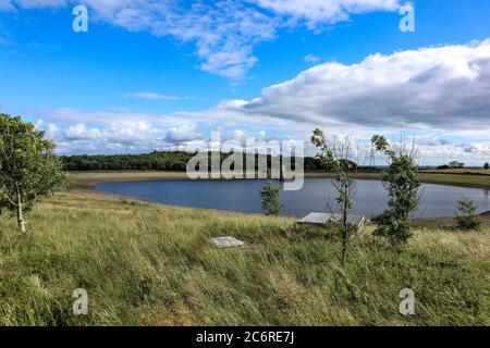 Blea Tarn Reservoir, Lancaster, Lancashire, Großbritannien. Juli 2020. Wasserspiegel haben in BLE Tarn Resivor das Reservoir, das geöffnet wurde i 1902, und ist im Besitz von United Utilities gesunken. Die Aktie von United Utilities liegt derzeit bei 69.5%, was nach den starken Regenfällen in den letzten Wochen um 8.1% zugenommen hat. Clouds Credit: PN News/Alamy Live News Stockfoto