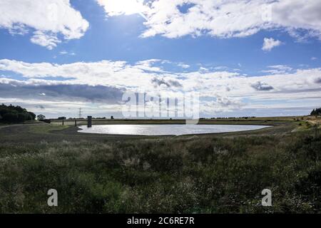 Blea Tarn Reservoir, Lancaster, Lancashire, Großbritannien. Juli 2020. Wasserspiegel haben in BLE Tarn Resivor das Reservoir, das geöffnet wurde i 1902, und ist im Besitz von United Utilities gesunken. Die Aktie von United Utilities liegt derzeit bei 69.5%, was nach den starken Regenfällen in den letzten Wochen um 8.1% zugenommen hat. Clouds Credit: PN News/Alamy Live News Stockfoto