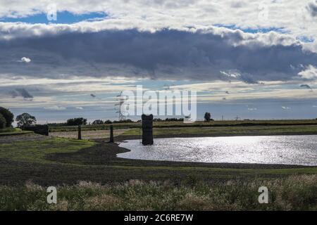 Blea Tarn Reservoir, Lancaster, Lancashire, Großbritannien. Juli 2020. Wasserspiegel haben in BLE Tarn Resivor das Reservoir, das geöffnet wurde i 1902, und ist im Besitz von United Utilities gesunken. Die Aktie von United Utilities liegt derzeit bei 69.5%, was nach den starken Regenfällen in den letzten Wochen um 8.1% zugenommen hat. Clouds Credit: PN News/Alamy Live News Stockfoto