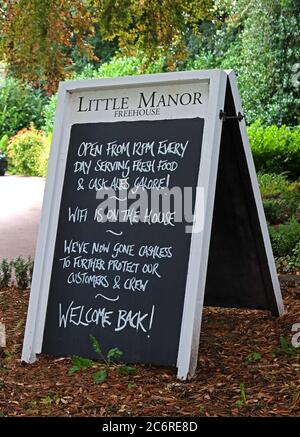 Little Manor, Pub, Bar, Wiedereröffnung A-Board, Eröffnung nach Covid, Bell Lane, Thelwall, Warrington, Cheshire, England, WA4, Willkommen zurück Stockfoto
