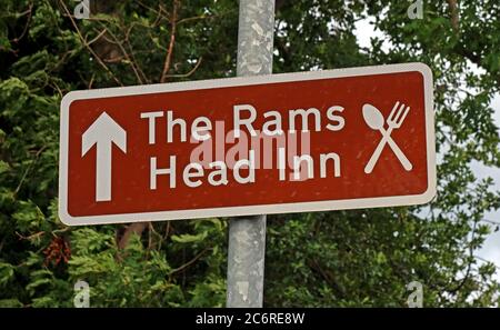 Braunes Schild, das Rams Head Inn, Church Lane, Grappenhall Village, Warrington, Cheshire, England, Großbritannien, WA4 3EP Stockfoto