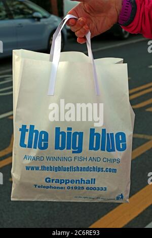 Big Blue, Fish and Chip Shop Bag, 177 Knutsford Rd, Grappenhall, Warrington, Cheshire, England, UK, WA4 2QL Stockfoto