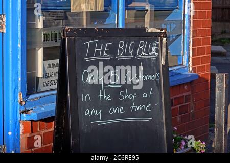 Soziale Distanzierung im Big Blue, Fish and Chip Shop, 177 Knutsford Rd, Grappenhall, Warrington, Cheshire, England, UK, WA4 2QL Stockfoto