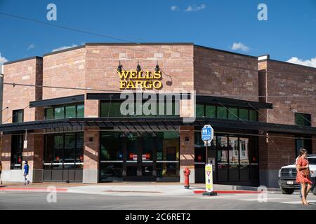 Jackson, Wyoming - 27. Juni 2020: Eine Wells Fargo Bankfiliale in der Innenstadt von Jackson Hole an einem sonnigen Sommertag Stockfoto