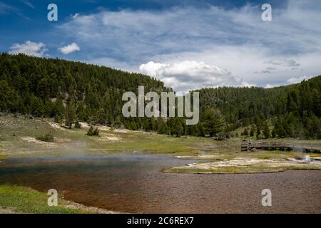 Firehole Lake im Yellowstone National Park, entlang des Firehole Canyon Drive, einem geothermischen Thermalquellgebiet Stockfoto