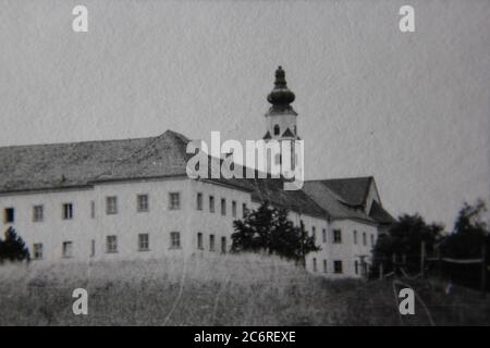 Feine 70er Jahre Vintage schwarz-weiß Lifestyle Fotografie einer Wohnanlage in Dillingen, Deutschland. Stockfoto