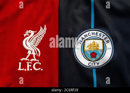 Calgary, Alberta, Kanada. Juli 10, 2020. FC Liverpool vs Manchester City Fußball nah an ihren Trikot Logos Stockfoto