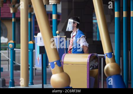 Orlando, Florida, USA. Juli 2020. Ein Disney-Cast-Mitglied erwartet Gäste im Magic Kingdom während der Wiedereröffnung von Walt Disney World. Quelle: Cory Knowlton/ZUMA Wire/Alamy Live News Stockfoto