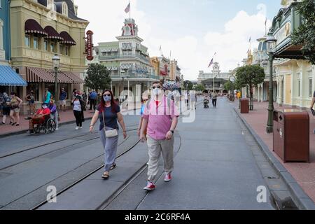 Orlando, Florida, USA. Juli 2020. Gäste des Magic Kingdom halten sich beim Betreten des Parks während der Wiedereröffnung von Walt Disney World auf Distanz. Quelle: Cory Knowlton/ZUMA Wire/Alamy Live News Stockfoto