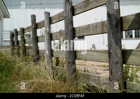 Verwitterter Holzzaun auf einer alten Milchfarm in Hebron, Illinois, USA. Stockfoto