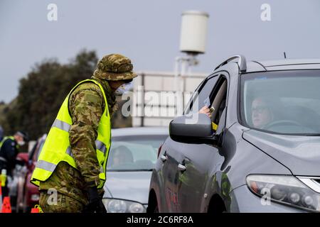 Melbourne, Australien 11. Juli 2020 überprüft ein australischer Soldat die Details eines Fahrers an einer der Straßensperren auf dem Western Highway in Victoria, um die Ausbreitung des Corona-Virus in Australiens zweitbevölkerungsreichster Bundesstaat einzudämmen. Kredit: Michael Currie/Alamy Live Nachrichten Stockfoto