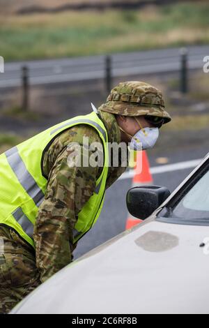 Melbourne, Australien 11. Juli 2020 überprüft ein australischer Soldat die Details eines Fahrers an einer der Straßensperren auf dem Western Highway in Victoria, um die Ausbreitung des Corona-Virus in Australiens zweitbevölkerungsreichster Bundesstaat einzudämmen. Kredit: Michael Currie/Alamy Live Nachrichten Stockfoto