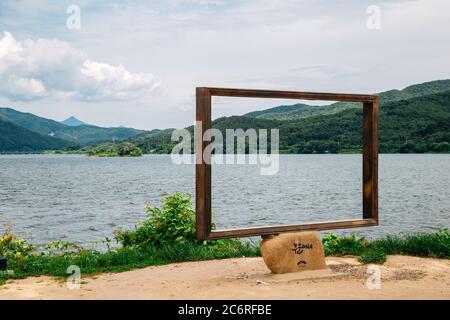 Yangpieong, Korea - 3. Juli 2020 : Fotorahmen mit Fluss und Berg bei Dumulmeori Stockfoto