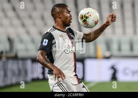 Douglas Costa von Juventus FC in Aktion während der Serie A Fußballspiel Juventus FC vs Atalanta. Das Spiel endete in einem Unentschieden von 2-2 im Allianz Stadium Stockfoto