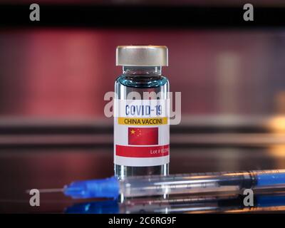 Fläschchen mit Covid-19-Impfstoff mit einem Flaggenschild von China. Impfstoff Coronavirus Konzept Stockfoto