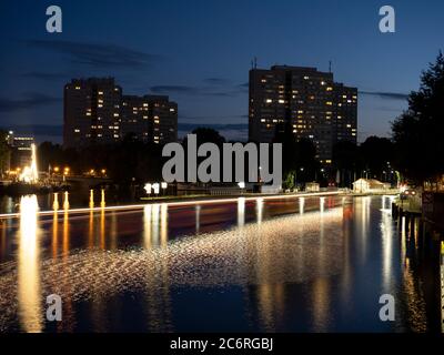 Berlin, Deutschland. Juli 2020. Boote sind nur als Lichtstreifen auf der Spree nahe der Mühlendamm-Schleuse sichtbar. (Langzeitbelichtung) Kredit: Paul Zinken/dpa/Alamy Live Nachrichten Stockfoto