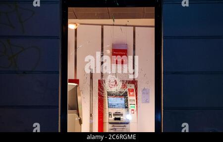 Berlin, Deutschland. Juli 2020. Auf einer Bank in der Boxhagener Straße ist eine zerstörte Glasscheibe zu sehen. Unbekannte randalierten in der Boxhagener Straße und um die Jessnerstraße/Weserstraße. Die Fensterscheiben einer Sparkassenzweigstelle waren kaputt, die Autofenster wurden zerstört, die Autos wurden zerkratzt und die verglasten Vordertüren beschädigt. (To dpa: 'Unbekannte zerstören Fenster und zerstören Autos - Polizeiaktion') Credit: Paul Zinken/dpa/Alamy Live News Stockfoto