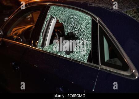 Berlin, Deutschland. Juli 2020. Zerstörte Glasscheiben sind auf einem Auto in der Jessnerstraße zu sehen. Unbekannte randalierten in der Boxhagener Straße und um die Jessnerstraße/Weserstraße. Die Fensterscheiben einer Sparkassenzweigstelle waren kaputt, die Autofenster wurden zerstört und die verglasten Vordertüren wurden beschädigt. (To dpa: 'Unbekannte zerstören Fenster und zerstören Autos - Polizeiaktion') Credit: Paul Zinken/dpa/Alamy Live News Stockfoto