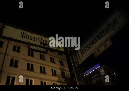 Berlin, Deutschland. Juli 2020. Die Straßenschilder Jessnerstraße und Weserstraße sind sichtbar. Unbekannte randalierten in der Boxhagener Straße und um die Jessnerstraße/Weserstraße. Im Zuge der Unruhen wurden Fensterscheiben einer Sparkassenstelle gebrochen, Autoscheiben zerstört, Autos zerkratzt und verglaste Vordertüren beschädigt. (To dpa: 'Unbekannte zerstören Fenster und zerstören Autos - Polizeiaktion') Credit: Paul Zinken/dpa/Alamy Live News Stockfoto