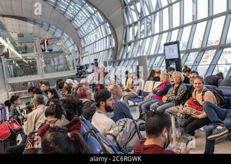 Bangkok, Thailand - 14. Dezember 2019 - Passagiere warten auf ihren Flug am Suvarnabhumi International Airport in Bangkok, Thailand am 14. Dezember Stockfoto