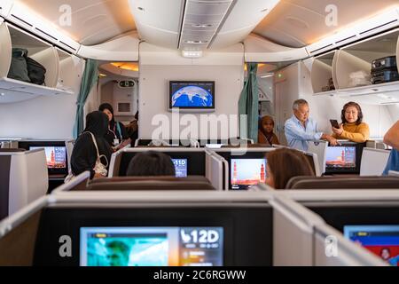 Bangkok, Thailand - 14. Dezember 2019 - Passagiere warten im Flugzeug auf den Business Class Abschnitt, damit das Flugzeug von Suvarnabhumi Internationa abheben kann Stockfoto