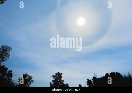 Atmosphärischer optischer Effekt umkreist die Sonne am heißen Sommertag. Atmosphärisches Halo-Phänomen um die Sonne Stockfoto