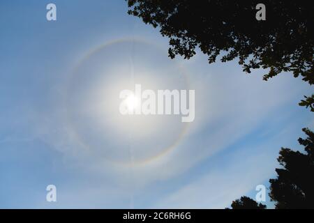 Atmosphärischer optischer Effekt umkreist die Sonne am heißen Sommertag. Atmosphärisches Halo-Phänomen um die Sonne Stockfoto