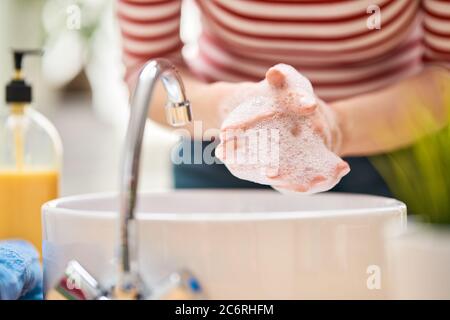 Die Person wascht die Hände, die mit Seife reiben. Schutz vor Coronavirus. Prävention, Hygiene zu stoppen Ausbreitung von Viren. Stockfoto