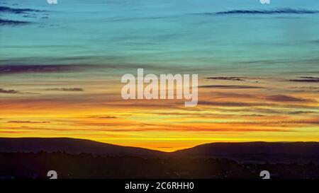 Glasgow, Schottland, Großbritannien 12. Juli 2020: UK Wetter: Candy Stripe Morgendämmerung über der Lücke im Campsie fiel Hügel im Norden der Stadt. Quelle: Gerard Ferry/Alamy Live News Stockfoto