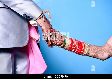 Braut & Bräutigam die Hand zusammen in indischen Hochzeit Stockfoto