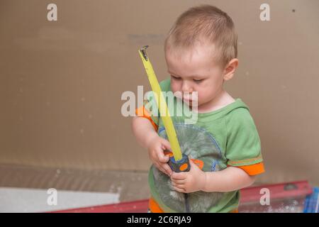 Fröhlicher Junge mit Band messen Stock Foto Stockfoto