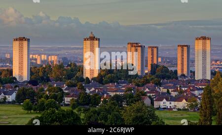 Glasgow, Schottland, Großbritannien 12. Juli 2020: UK Wetter: Candy Stripe dämmern über den Scotstoun-Türmen und den Wolkenkratzern im Süden der Stadt. Quelle: Gerard Ferry/Alamy Live News Stockfoto