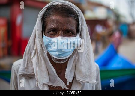 Ghaziabad, Indien. Juli 2020. Ein besorgter armer Mann, der eine Gesichtsmaske trägt, als Vorsichtsmaßnahme inmitten der Sperre.Uttar Pradesh verhängen eine 55-stündige Sperre, bei der alle nicht notwendigen Dienste nach einer raschen Zunahme der Coronavirus-Fälle in den letzten Tagen ausgesetzt wurden. Kredit: SOPA Images Limited/Alamy Live Nachrichten Stockfoto