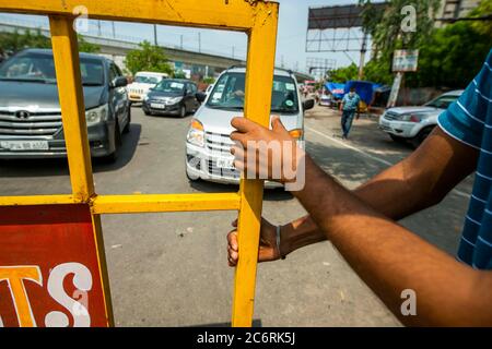Ghaziabad, Indien. Juli 2020. Abgedichtet vor der Grenze zwischen Delhi und Uttar Pradesh, verhängen Uttar Pradesh eine 55-stündige Sperre, bei der alle nicht notwendigen Dienste nach einer raschen Zunahme der Coronavirus-Fälle in den letzten Tagen ausgesetzt wurden. Kredit: SOPA Images Limited/Alamy Live Nachrichten Stockfoto