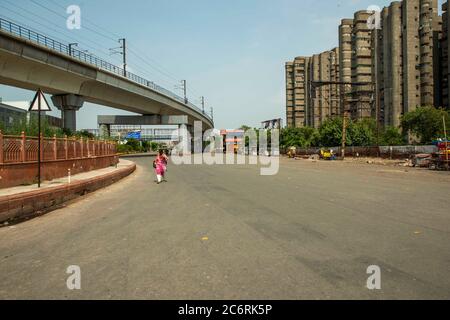 Ghaziabad, Indien. Juli 2020. Eine Frau, die auf einer verlassenen Straße inmitten der Sperre geht.Uttar Pradesh verhängen eine 55-stündige Sperre, bei der alle nicht notwendigen Dienste nach einer schnellen Zunahme der Coronavirus-Fälle in den letzten Tagen ausgesetzt wurden. Kredit: SOPA Images Limited/Alamy Live Nachrichten Stockfoto