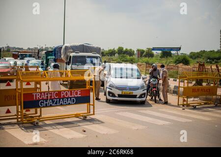 Ghaziabad, Indien. Juli 2020. Delhi - Uttar Pradesh Grenze mit einem Polizeicheck mitten in der Sperre Uttar Pradesh verhängen eine 55 Stunden Sperre, wo alle nicht-wesentlichen Dienste wurden ausgesetzt, nach einer schnellen Zunahme der Coronavirus-Fälle für die letzten Tage. Kredit: SOPA Images Limited/Alamy Live Nachrichten Stockfoto