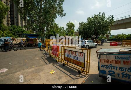 Ghaziabad, Indien. Juli 2020. Abgedichtet vor der Grenze zwischen Delhi und Uttar Pradesh, verhängen Uttar Pradesh eine 55-stündige Sperre, bei der alle nicht notwendigen Dienste nach einer raschen Zunahme der Coronavirus-Fälle in den letzten Tagen ausgesetzt wurden. Kredit: SOPA Images Limited/Alamy Live Nachrichten Stockfoto