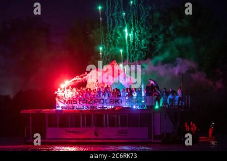 Warschau, Polen. Juli 2020. Die Spieler der Fußballmannschaft Legia Warschau werden auf einem Boot an der Weichsel während der Feierlichkeiten gesehen.Legia Warschau gewann den 14. Polnischen Meistertitel (polnische Liga Ekstraklasa) in der Geschichte. Kredit: SOPA Images Limited/Alamy Live Nachrichten Stockfoto