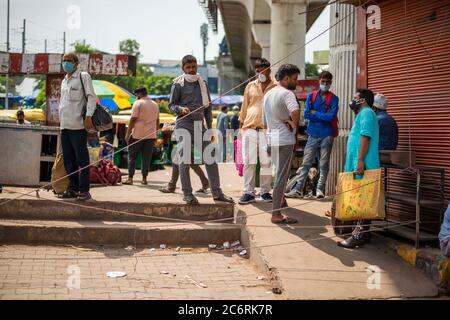 Ghaziabad, Indien. Juli 2020. Seilbarrikaden, die die Grenze zwischen Delhi und Uttar Pradesh abschotten.Uttar Pradesh verhängt eine 55-stündige Sperre, bei der alle nicht notwendigen Dienste nach einer raschen Zunahme der Coronavirus-Fälle in den letzten Tagen ausgesetzt wurden. Kredit: SOPA Images Limited/Alamy Live Nachrichten Stockfoto