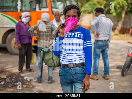 Ghaziabad, Indien. Juli 2020. Arbeiter, die auf die öffentlichen Verkehrsmittel warten, um inmitten der Sperre nach Hause zurückzukehren.Uttar Pradesh verhängen eine 55-stündige Sperre, bei der alle nicht notwendigen Dienste ausgesetzt wurden, nachdem in den letzten Tagen die Zahl der Coronavirus-Fälle rapide zugenommen hatte. Kredit: SOPA Images Limited/Alamy Live Nachrichten Stockfoto