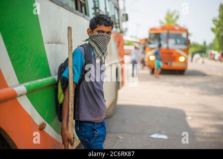 Ghaziabad, Indien. Juli 2020. Behinderter Mann, der darauf wartet, dass der Bus zu seinem Heimatort kommt, mitten in der Sperre.Uttar Pradesh verhängen eine 55-stündige Sperre, bei der alle nicht notwendigen Dienste nach einer schnellen Zunahme der Coronavirus-Fälle in den letzten Tagen ausgesetzt wurden. Kredit: SOPA Images Limited/Alamy Live Nachrichten Stockfoto