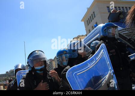 Agenten der italienischen Polizei in Bereitschaftskleidung garantieren die Sicherheit des amerikanischen Konsulats während eines Protestes von italienischen und ausländischen Bürgern. Stockfoto